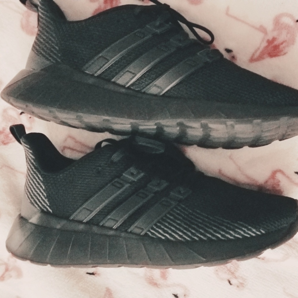 Unisex Adidas Tennie Shoes (All Black)